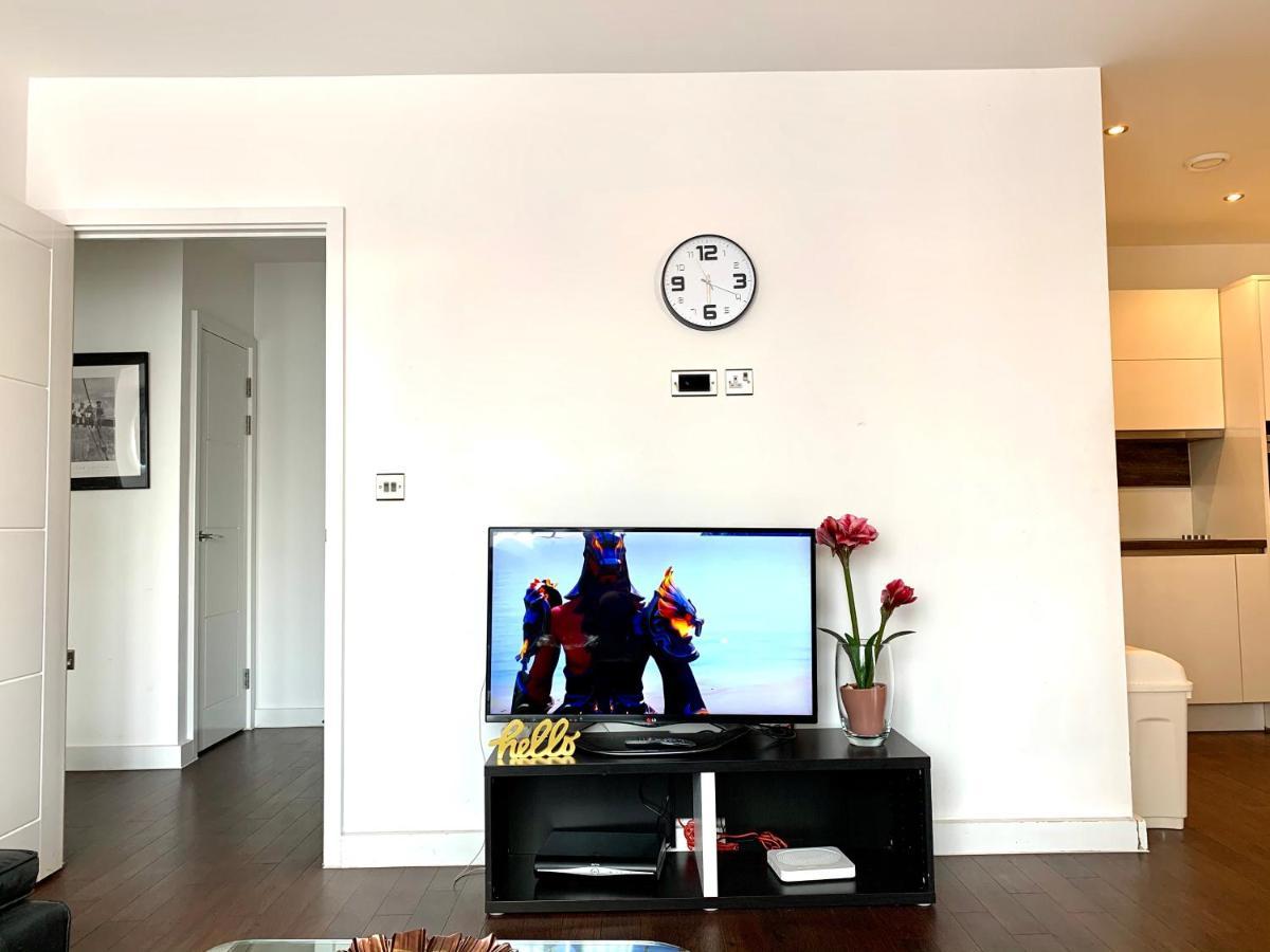 2-Bedrooms Modern Apartment Next To Velodrome, Lounge, Balcony, Parking, Abba London Kültér fotó