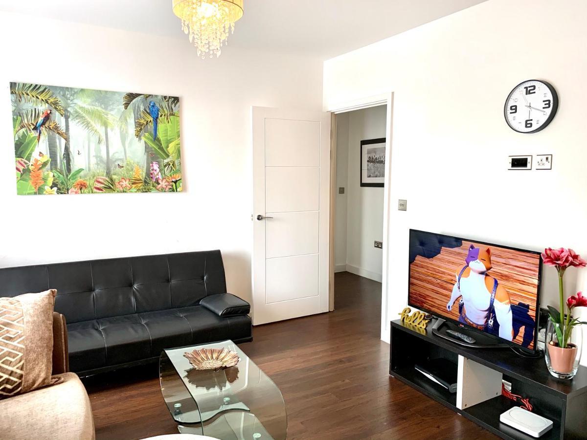 2-Bedrooms Modern Apartment Next To Velodrome, Lounge, Balcony, Parking, Abba London Kültér fotó