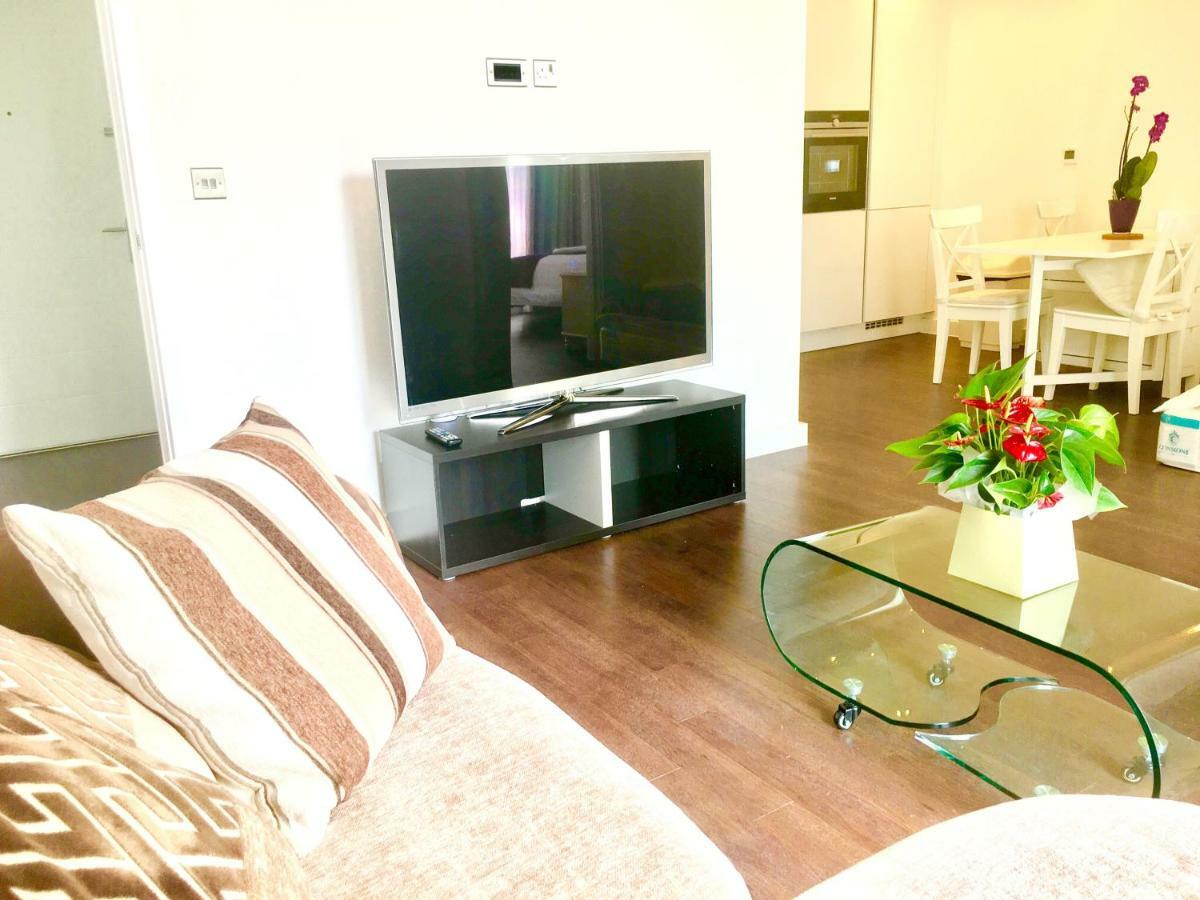 2-Bedrooms Modern Apartment Next To Velodrome, Lounge, Balcony, Parking, Abba London Kültér fotó